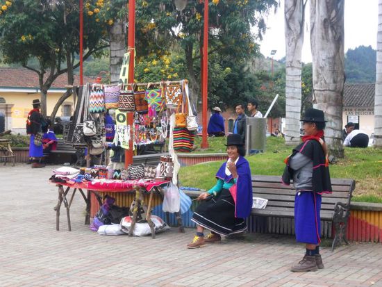 Am Hauptplatz findet sich die überschaubare Anzahl an Souvenirständen. Und ein kleiner Anteil der traditionell gekleideten Landbevölkerung.