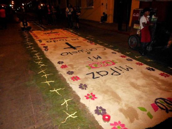 Aus Sägemehl hergestellte Straßenteppiche