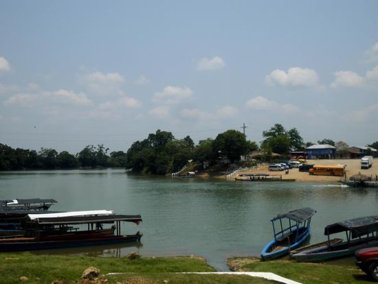 2 Hälften eines Busbahnhofes. Geteilt durch einen Fluss.