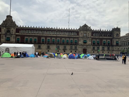 Amtsgebäude mit Demo