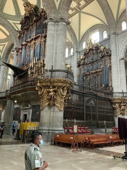 Orgel, zwei von vier Seiten