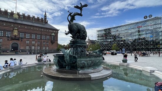 Im Hintergrund ein Wunder: Wohnmobil findet Parkplatz…