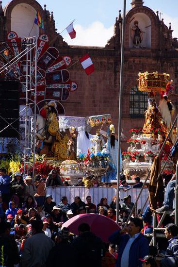 ...und hier noch Weitere, ... ich meine es müssten Patrón Santiago (ganz links) zu sehen sein, mit Virgen Purificada (in Rot), Virgen De Belen (in Blau) und .... Anderen 