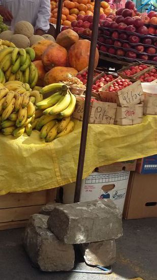 Mercado Rodrigez: 
die großen orangenen, ovalen Bälle sind übrigens Papayas!