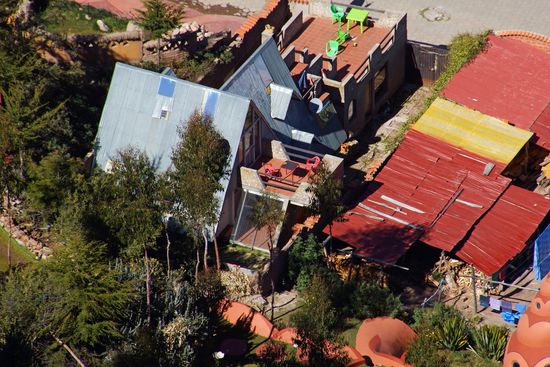 Die kleine Terrasse in der Mitte des Bildes, mit den roten Stühlen, gehöhrt zu meinem gemieteten Zimmer 
.
.