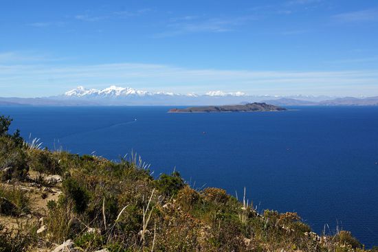 Im Hintergrund sind Illampu (6360 m) und Janco Uma (6388 m) zu sehen