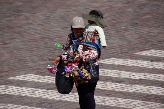 Eine von vielen Verkäuferinnen von Souvenirs an der Plaza Mayor in Cusco