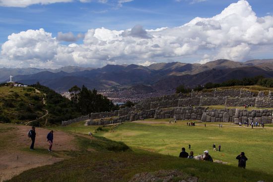 Ruinen der Festung Saqsayhuamán, links Cristo Blanco