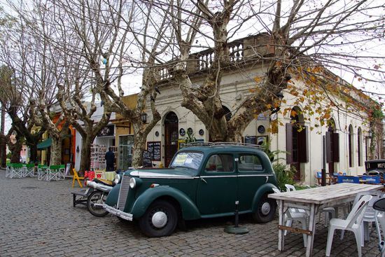 Hinter dem Auto befindet sich ein hübsch eingerichtetes Restaurant, in dem ich abends was esse