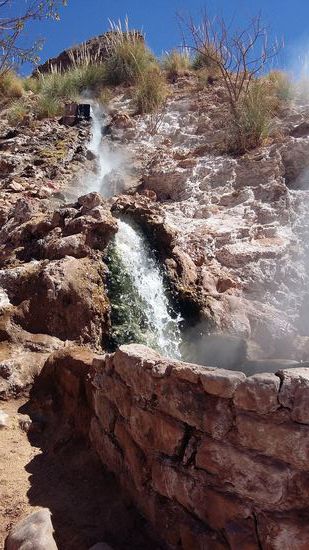 heißes Wasser, das von den Quellen in die Stadt geleitet wird (völlig ungesichert!)