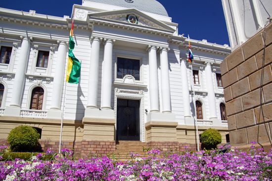 Das Gerichtsgebäude vor dem Parque Simón Bolivar
