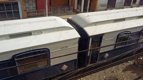 einer der vorbeifahrenden Züge, die ich aus dem Fenster des Hostals beobachte