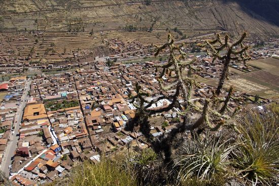 Blick von unterwegs auf die Stadt Pisac
