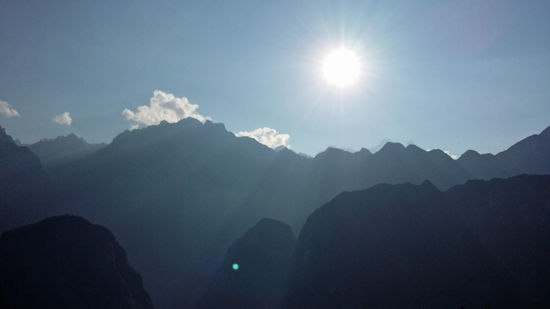 Die Sonne steht noch tief, als wir unsere Tour durch die Ruinenstadt Machu Picchu beginnen