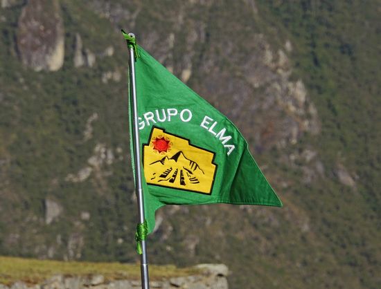 Als Erkennungszeichen der Gruppe läuft unser Guide mit diesem Fähnchen herum