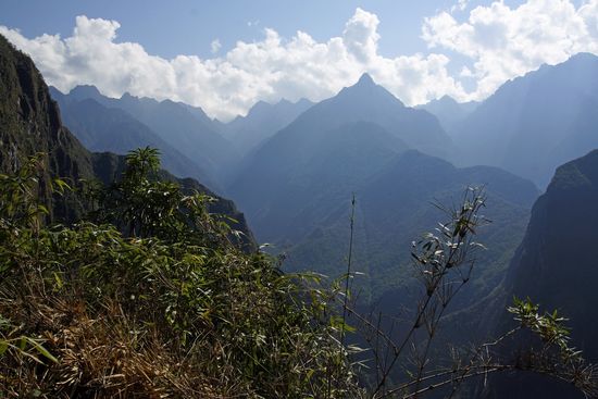 Am letzten Haltepunkt der geführten Tour warten wir auf Anabel. Ich finde einen kleinen Durchgang, durch den man zu einem ruhigen Örtchen gelangt, mit diesem wunderschönen Blick auf die Berge 