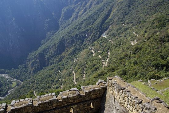 Hier ist der Serpentinenweg zu sehen, den die Busse hochfahren. Der Fussweg ist querfeldein. Links sieht man den Fluss, den wir morgens über die Brücke passierten.