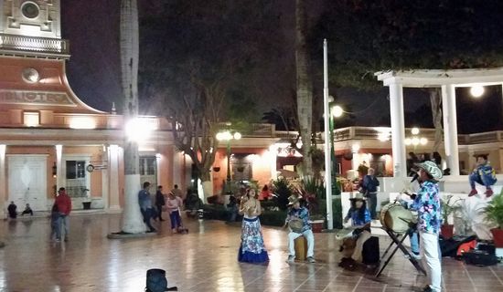 Eine kolumbianische Musikgruppe spielt abends nette Musik