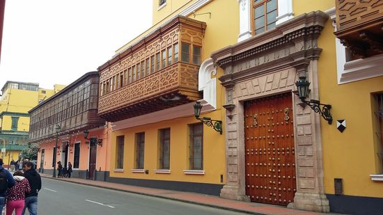 Viele der Häuser in diesem Viertel haben bombastische, hübsche Balkone