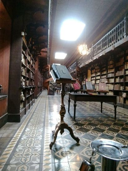 die phantastische Bibliothek des Konvents von San Franzisco