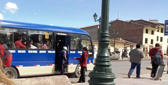 Ein typischer Colectivo in Cusco für Fahrten innerhalb der Stadt, bezahlt wird meistens beim Aussteigen, die Señora hält schon die Hand auf 
