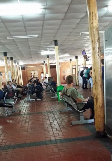 Am Flughafen von Nazca. Uns bleibt zum Hinsetzen gar keine Zeit, wir werden ohne Wartezeit durchgeschleust.