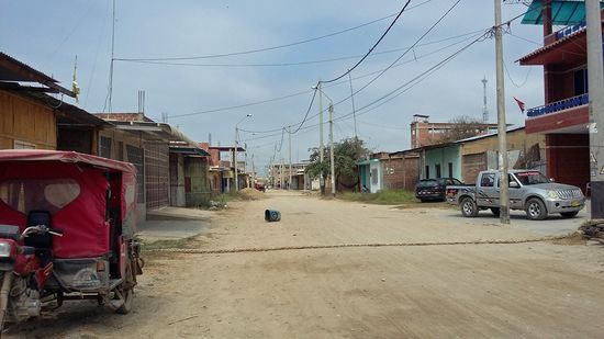 Eine der wenigen Straßen in Puerto Pizarro