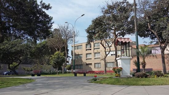 Im Hintergrund das Haus, in dem ich wohne, davor ein kleiner Park