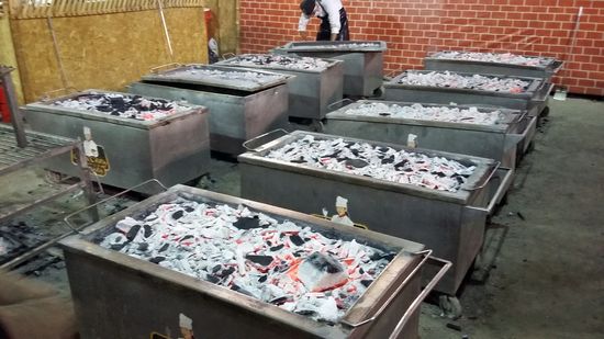 In diesen Behältnissen wird ebenfalls Fleisch zubereitet