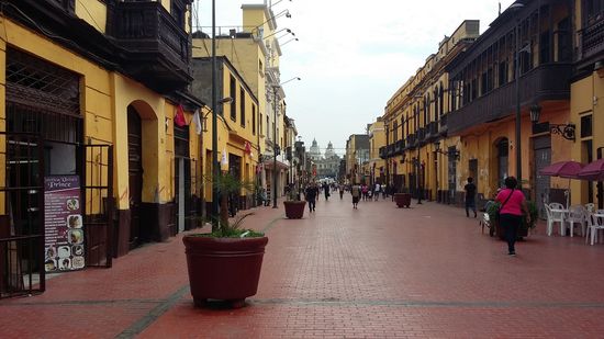 Jirón Trujillo hinter der Puente de Piedra