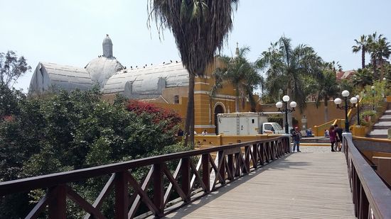 Blick von der Brücke aus;
Auf dem Dach der Kirche sitzen viele Geier rum