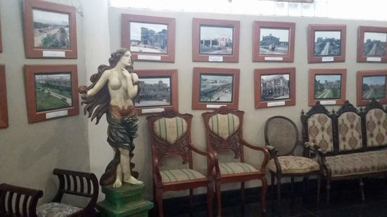 Jede Menge Bilder, die den Bau und den Wiederaufbau des Schlosses dokumentieren