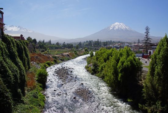 Blick auf den Vulkan Misti. Das erste Bild in Arequipa, das ich zwei Stunden nach Ankunft bei der ersten Orientierungstour von einer Brücke aus mache.