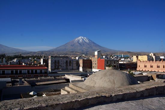 Blick vom Dach der Kathedrale auf den Vulkan Misti