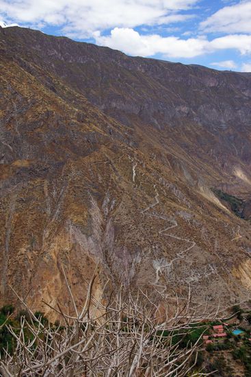 Der Aufstiegsweg, der uns am nächsten Morgen erwartet, Ziel: ganz oben links
