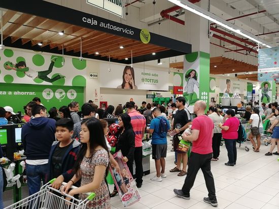 vor Heiligabend im Supermarkt