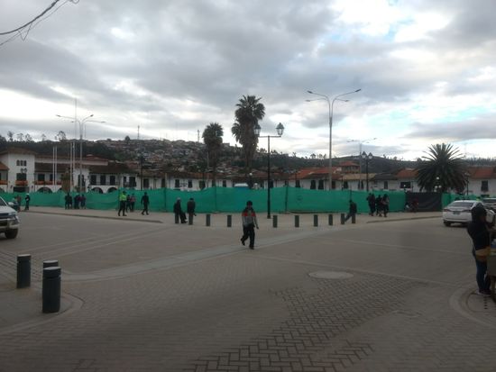 Die leider nicht betretbare, abgezäunte Plaza