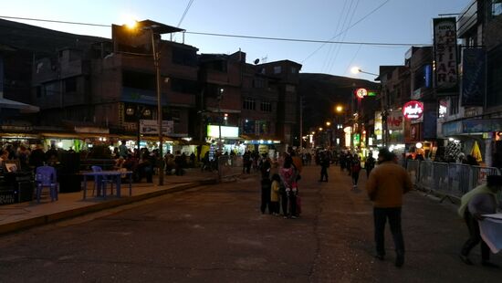 Abends im Städtchen La Oroya Nueva