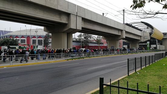 Menschenschlange vor der Station der Stadtbahn