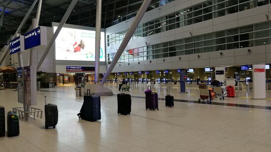 Kofferschlange vor dem Check-In Schalter