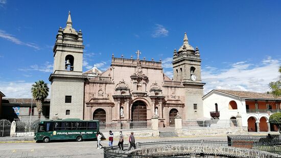 Die Kathedrale an der Plaza de Armas (Plaza Mayor)