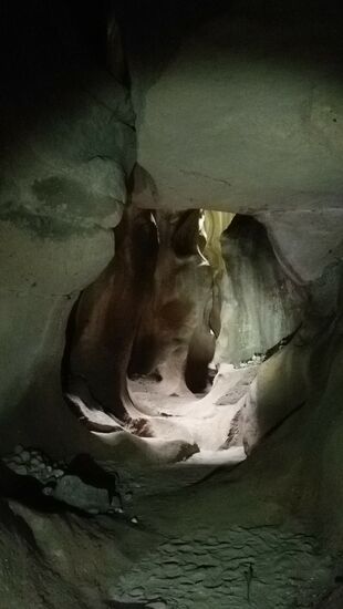 Erst meine winzige Lichtwunderwaffe erlaubt uns, den Weg in der kleinen Grotte zu sehen