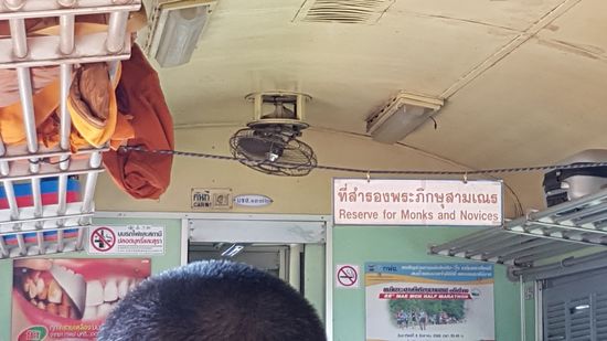 Ich reiste im Abteil mit den Mönchen. Ein Handy hat hier jeder Mönch und mache von Ihnen rauchen auch - irgendwie waren die cool drauf...