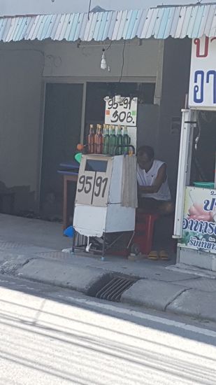 ...und irgendwann habe ich verstanden, was die unterschiedlichen Farben bei den Flaschen an der Tankstelle zu bedeuten haben