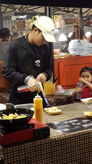 Hier gibt´s Pommes - anschließend legte er Käse darüber und brachte diesen mit dem Bunsenbrenner zum schmelzen! Ich habe mich lieber am Thaifood schadlos gehalten