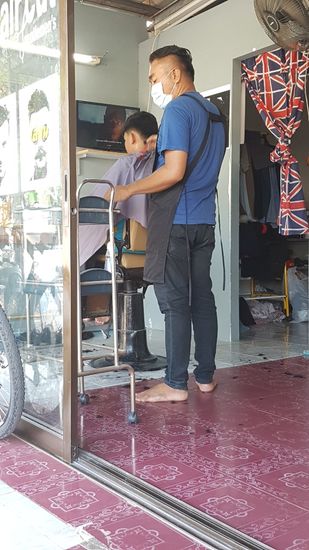 Es war Pflicht die Schuhe auszuziehen, doch die Haare vom Vorgänger lagen noch auf dem Boden. Nicht nur bei mir hat er den Mundschutz getragen!