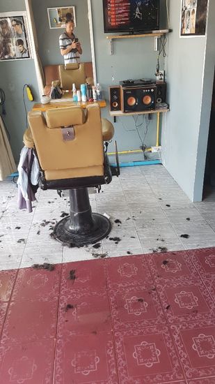 So jetzt sind meine auch noch mit dabei. 
Leider kommt es auf den Bild nicht rüber, aber vor dem Stuhl war ein großer Haufen mit Haaren von all meinen Vorgängern - Ein Erlebnis war es wiedermal!
Irgendwann hat auch er meinen Flaum in den Ohren entdeckt und mit einer Hingabe geschnippelt und dabei die Haare am Kopf fast vergessen. Ich habe mich aber darauf konzentiert dass Wachs im Blick zu behalten...