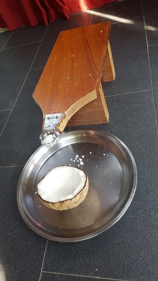 Auf dieses Rüsseltier setzt man sich und fängt an die Kokusnuss auszuschaben. Das den Flocken wird anschließend die Kokusnusssmilch herausgepresst, welche man zum Kochen benöitgt. Ganz schön anstrengend