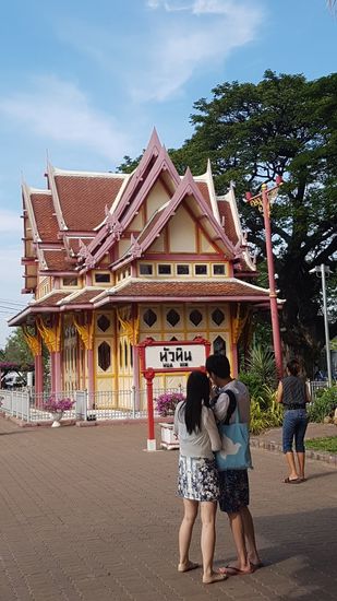 Der Bahnhof von Hua Hin gilt als einer der schönsten des Landes, wobei alle anderen auch mit Blumen dekoriert waren.