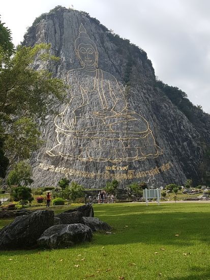 Am naechsten Tag fuhren wir 1 h zu einen Budda am Berg aus echten Gold und nochmals zu einen deutschen Kriegsschiff, welches noch in Betrieb der Thailaendischen Marine ist. Jedoch duerfen nur Thais das Schiff besuchen und somit sind wir wieder 2 h zurueckgefahren.